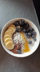 Fruit-topped smoothie bowls on a countertop in Breungeshain