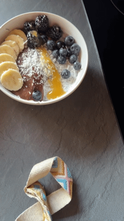Fruit-topped smoothie bowls on a countertop in Breungeshain