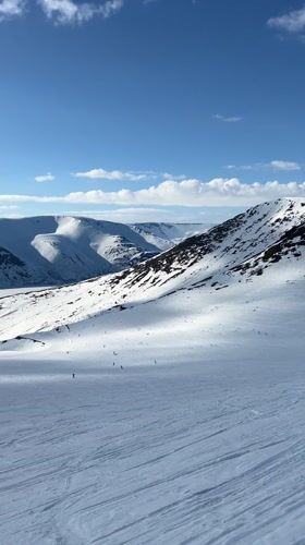 Clear skies over snow-covered Kirovsk mountain slopes captured