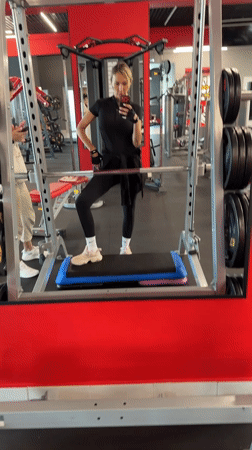 Morning gym session in Birobidzhan: workouts and mirror selfies