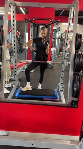 Morning gym session in Birobidzhan: workouts and mirror selfies