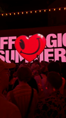 Heart-themed outdoor party draws crowds in Moscow evening