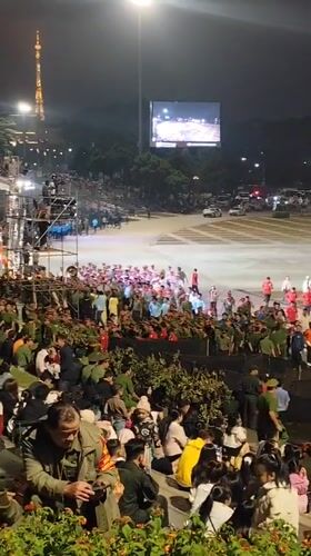 Major ceremonial night event fills Da Lat's central plaza