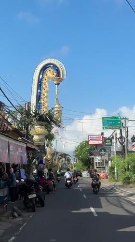 Midday motorcycle traffic on a Kuta Selatan street