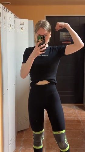 Woman documents workout routine at Blagoveshchensk gym