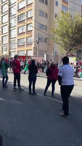 Crowd gathers on La Paz street facing same direction