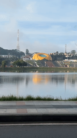 Evening lakefront activity captured across Da Lat, Vietnam