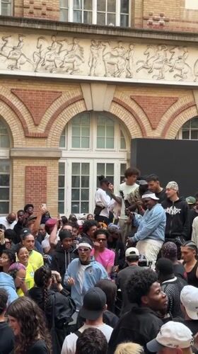 Street performers draw crowd in Paris courtyard