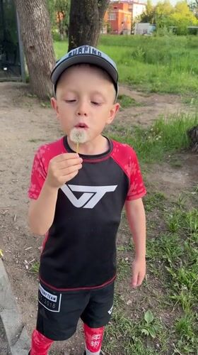 Toddler in blue cap spotted at Votkinsk park
