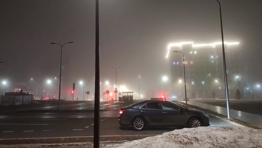 Foggy evening captured in Nizhnevartovsk with child playing on statues