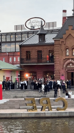 Spring festival with floral displays draws crowds to Moscow park