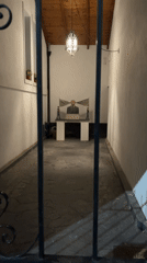 Sculptural display with bust captured in Bahía Blanca hallway