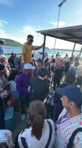 Tourist crowds queue for ferry boats at Nusa Penida terminals