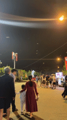 Night market carnival games draw crowds in Măng Đen