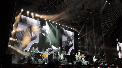 Outdoor concert lights up a summer night in Alicante