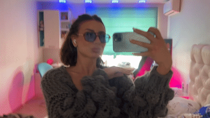 Woman documents morning routine in Tambov bedroom