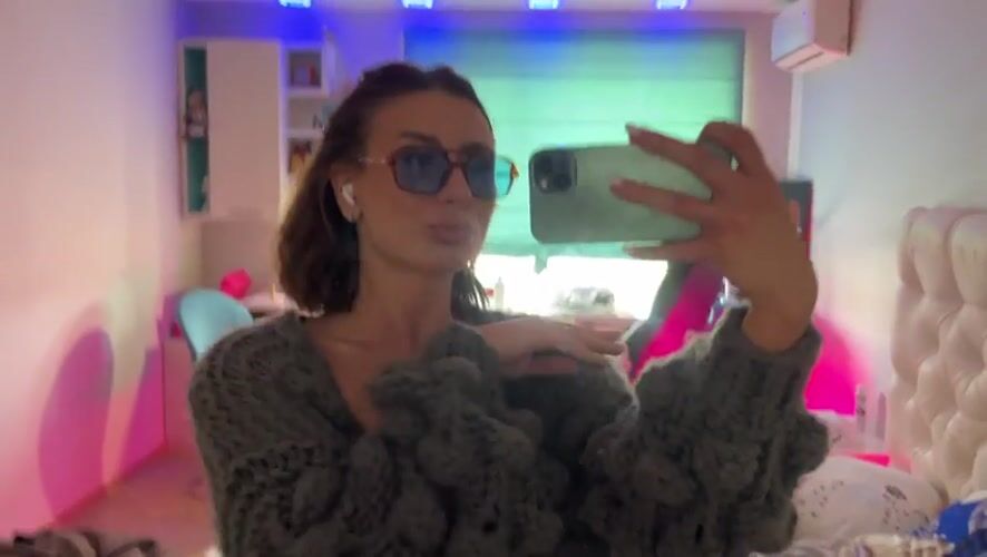 Woman documents morning routine in Tambov bedroom