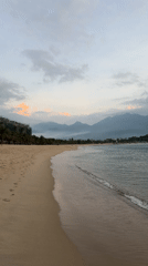 Evening beach scene captured in Đà Nẵng, Vietnam