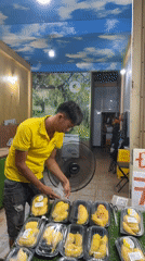 Food vendors serve customers in Đà Nẵng establishments
