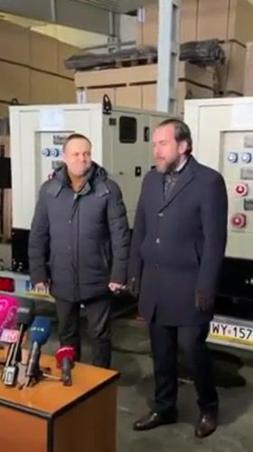 Officials hold warehouse press conference in Ukraine with generators