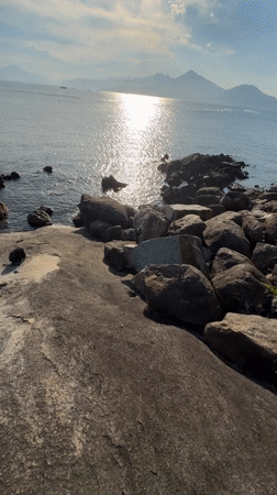Coastal excursion documented along Đà Nẵng rocky shoreline