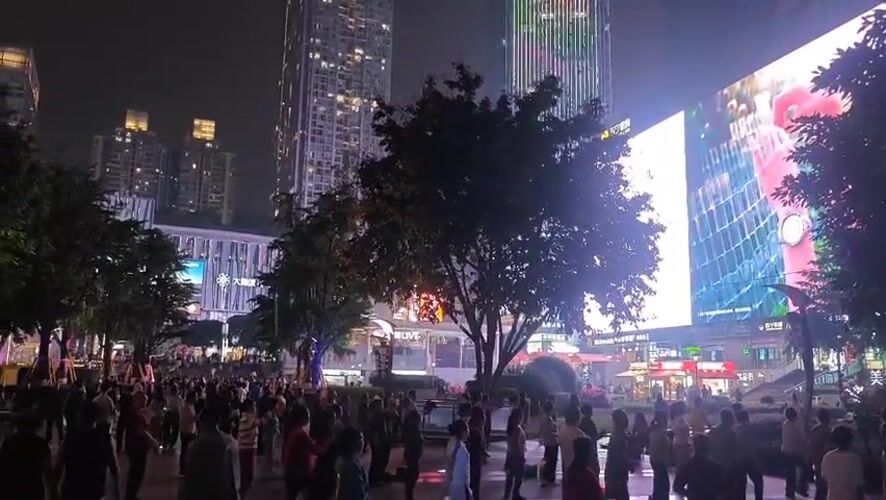 Evening dance gathering draws crowds to Liangjiang city square
