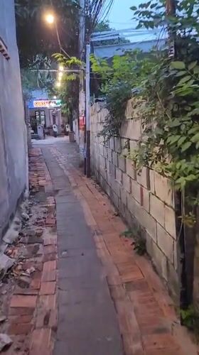 Morning walkthrough captures everyday Vietnamese neighborhood scenes