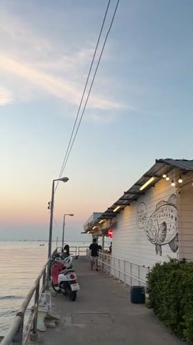 Evening seafood market bustles with vendors and shoppers in Pattaya