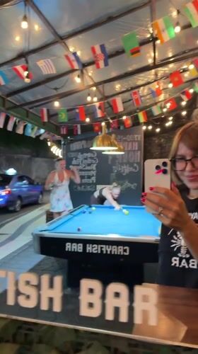 Evening crawfish dining and pool games documented in Kuta