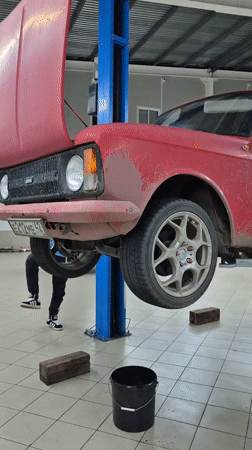 Auto repair work documented in Kemerovo garage