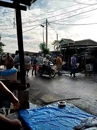 Morning fish market activity documented in Lhokseumawe, Indonesia