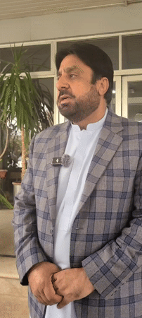 Journalist interviews subject amid police presence in Quetta