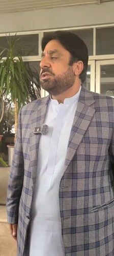 Journalist interviews subject amid police presence in Quetta
