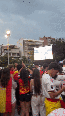 Sanxenxo streets packed for outdoor football screening and celebrations