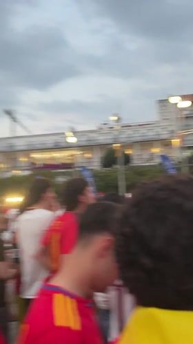 Sanxenxo streets packed for outdoor football screening and celebrations