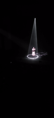 Solo guitarist performs in illuminated circle at San Sebastián venue