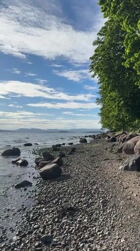 Sunny afternoon documented along Oslo's scenic rocky shoreline