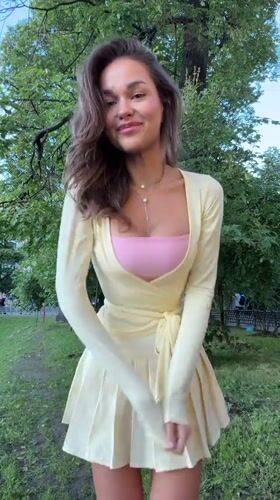 Afternoon out in Moscow: trees, a nail salon, yellow fits