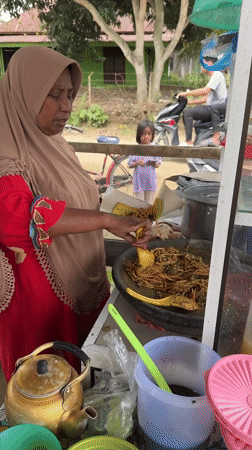 Street food, market stalls, and flooded roads in Geunteng