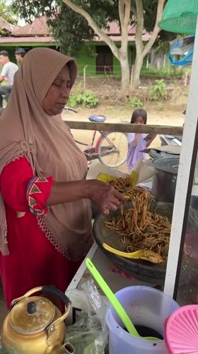 Street food, market stalls, and flooded roads in Geunteng