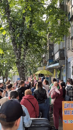 Street performer draws crowd with bubble show in Kharkiv
