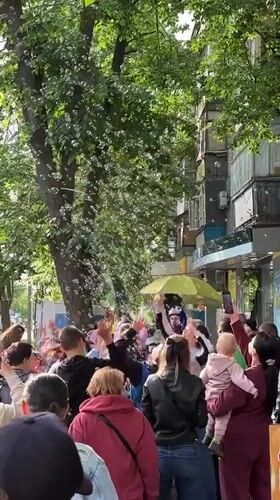 Street performer draws crowd with bubble show in Kharkiv