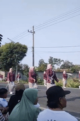 Independence Day parade rolls through Kanigoro with dancing and decorated floats