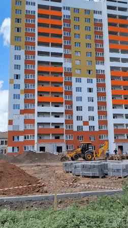 Morning life captured in Orenburg: child's play, cooking, blooming gardens
