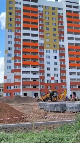 Morning life captured in Orenburg: child's play, cooking, blooming gardens