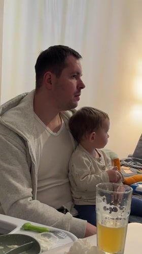 Father and child share pizza dinner in Akulovo