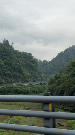Driver captures scenic mountain road journey through Zhangjiajie