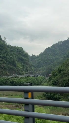 Driver captures scenic mountain road journey through Zhangjiajie