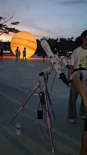 Sunset, night market, and art spaces in Baan Chaweng