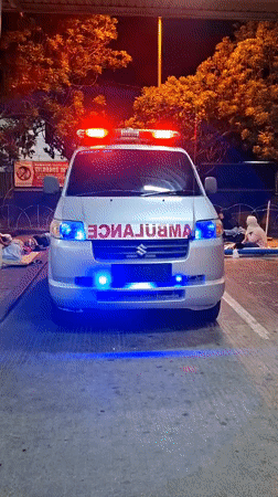 Overnight wait outside Banda Aceh emergency medical facility